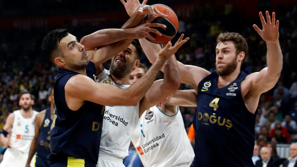 Sloukas a Reyes bojují o míč