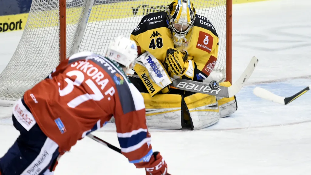 Pardubický Petr Sýkora pálí na Michaela Petráska v brance Litvínova