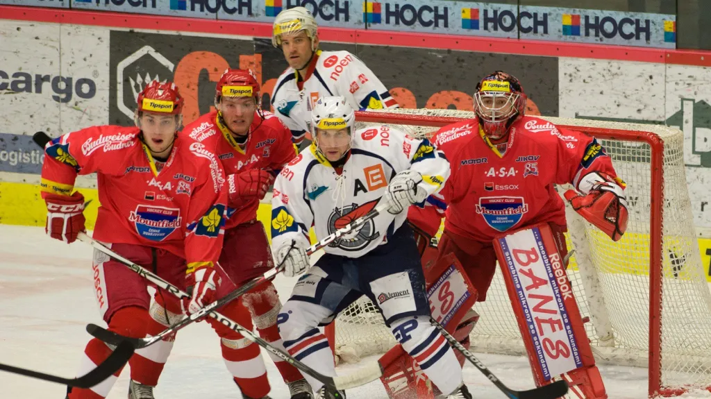 Hráčí Mountfieldu České Budějovice brání nájezdy Pirátů z Chomutova