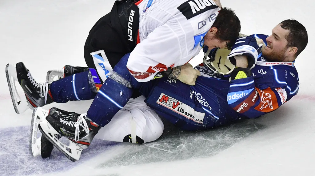 Gennadij Stoljarov ze Sparty v klinči s T. J. Melanconem z Liberce.