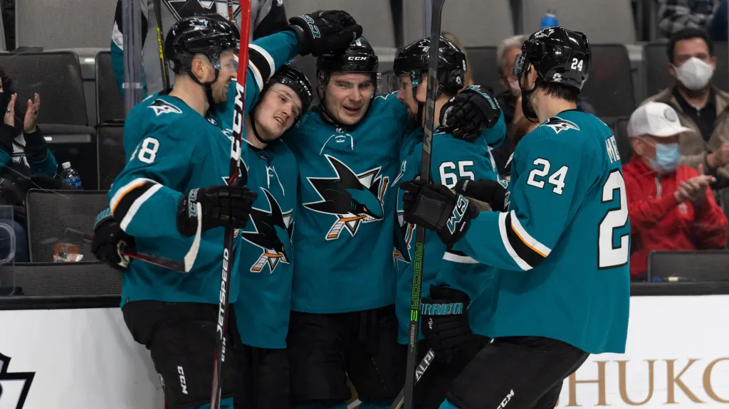 Tomáš Hertl (vlevo) slaví se spoluhráči ze San Jose gólové představení Tima Meiera (uprostřed)