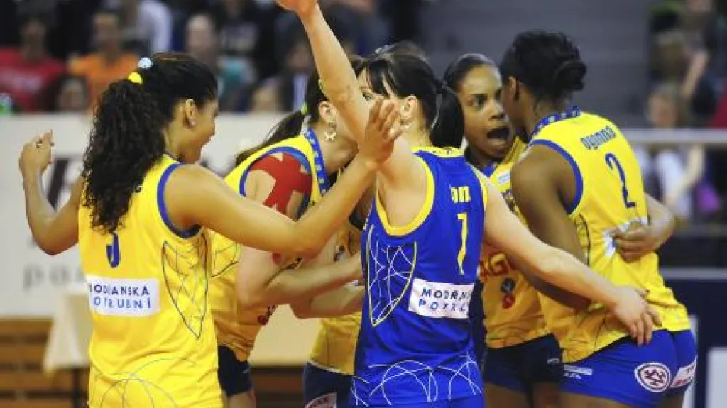 Hráčky Prostějova se radují z vítězství