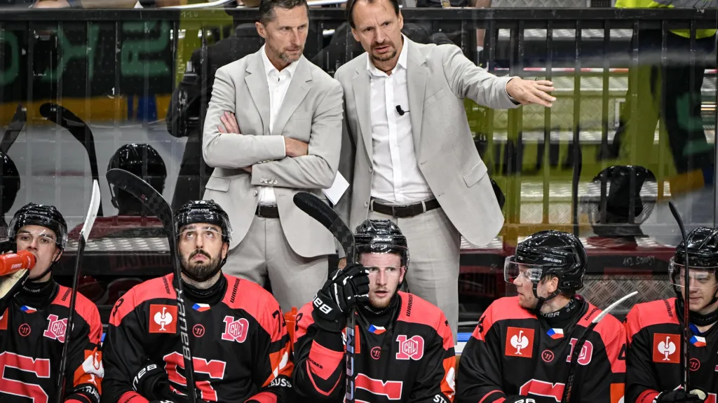 Trenér Pavel Gross ze Sparty (vpravo) a jeho asistent Antonín Stavjaňa