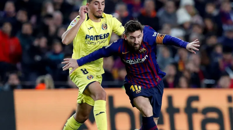Proti Žluté ponorce. Lionel Messi se snaží utéci Pablu Fornalsovi z Villarrealu.