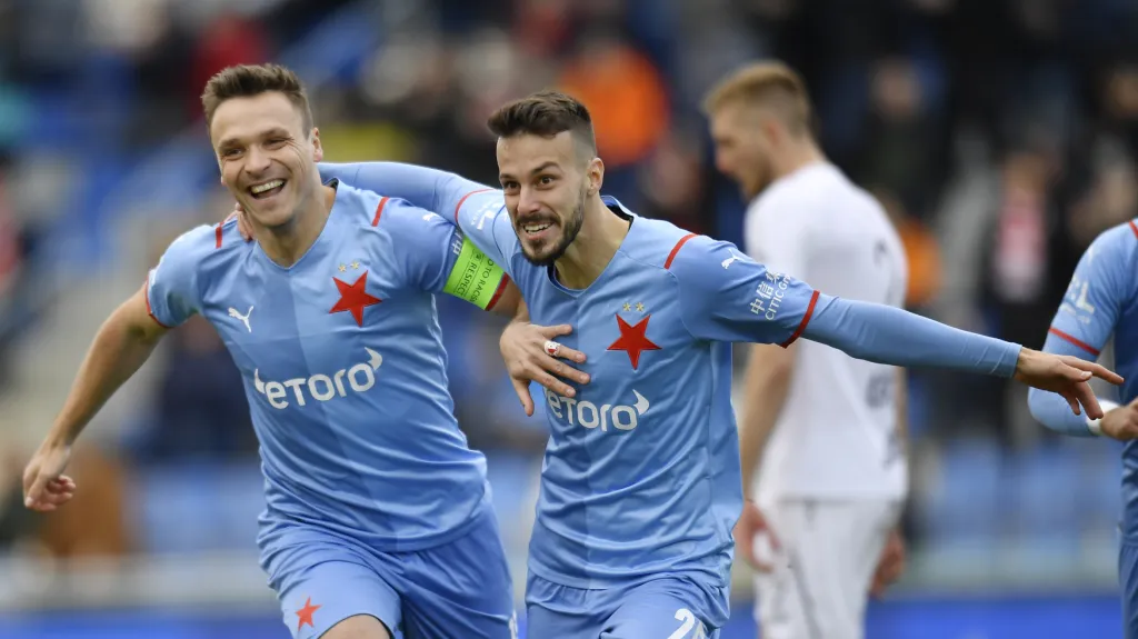 Stanislav Tecl (vlevo) a Jakub Hromada se radují z gólu Slavie