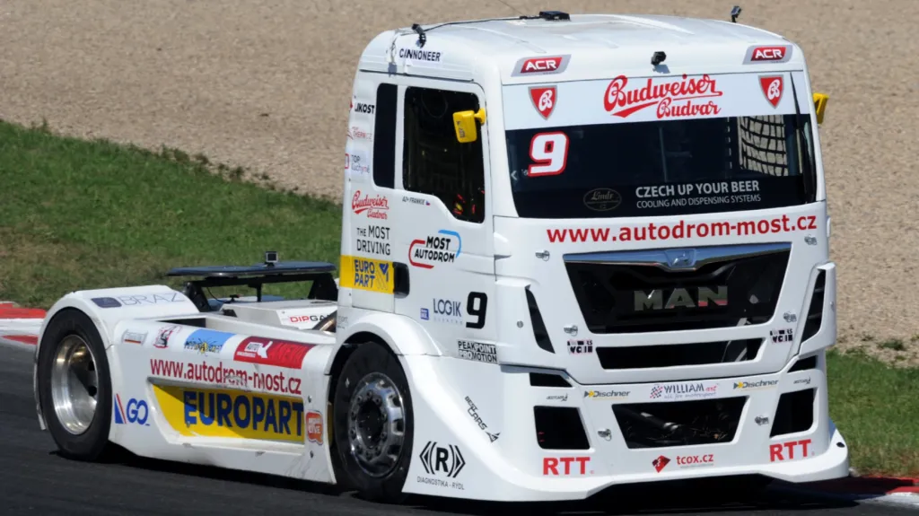 František Vojtíšek za volantem svého závodního tahače