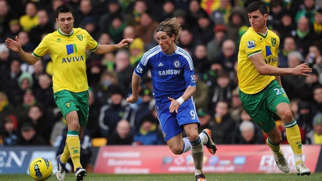 Fernando Torres proti obráncům Norwiche