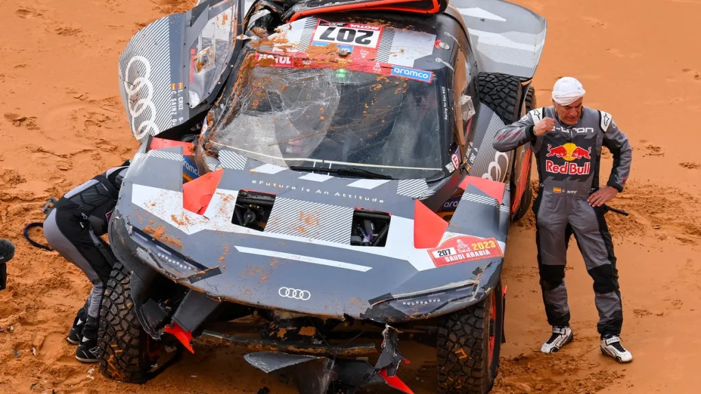 Sainzův vůz po havárii v 9. etapě Dakaru