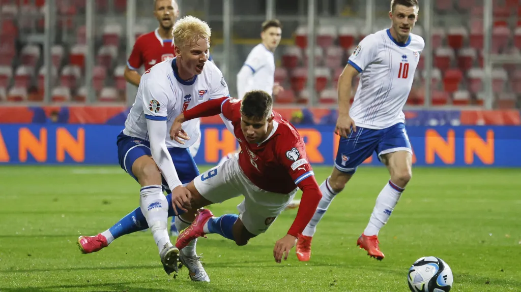 Adam Hložek v utkání s Faerskými ostrovy