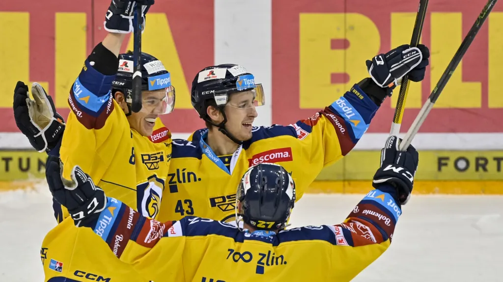 Daniel Gazda se raduje se spoluhráči