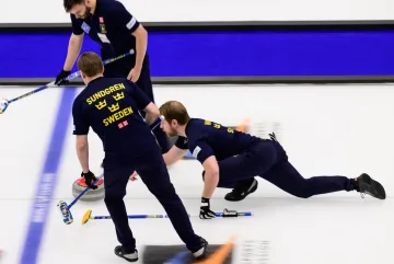 Švédští curleři ve finále MS proti Kanadě