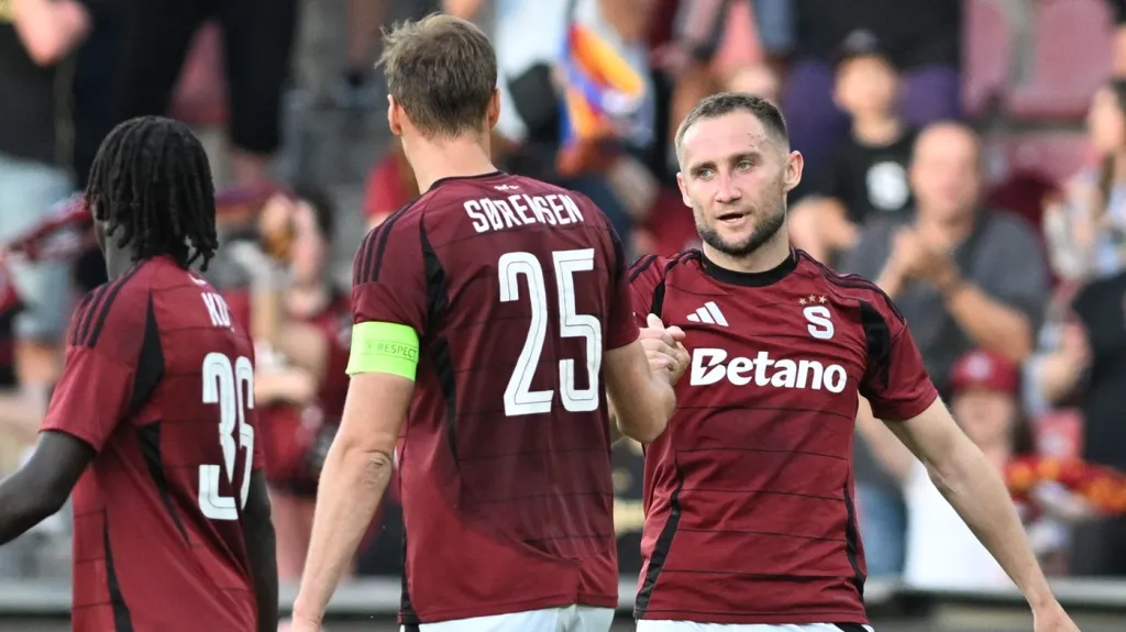 Fotbalisté Sparty se radují z gólu v čele s Janem Kuchtou