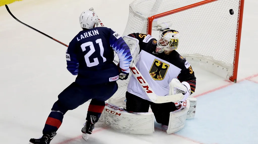 Dylan Larkin z USA překonává Mathiase Niederbergera z Německa