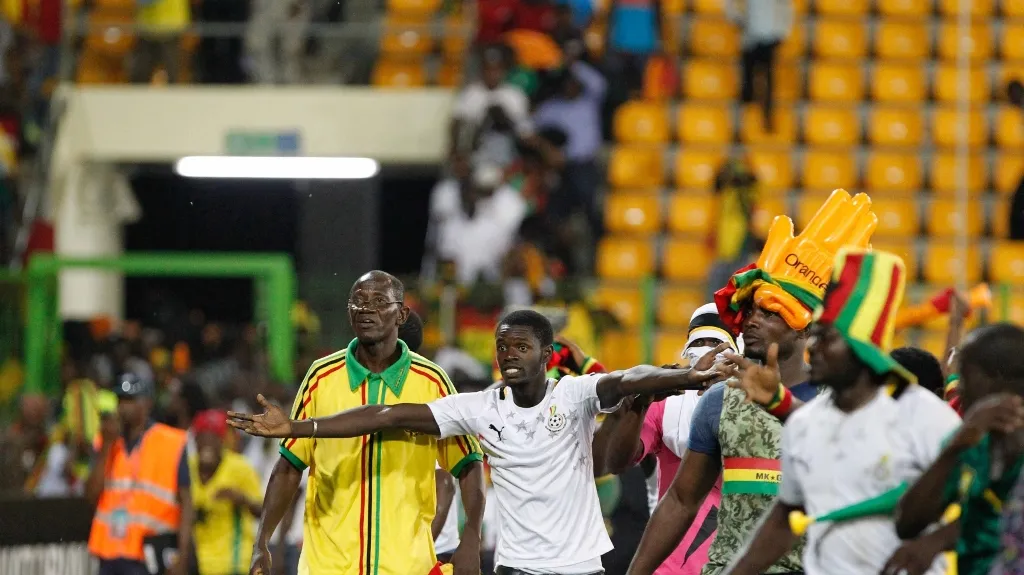 Fanoušci Ghany prchají na hrací plochu