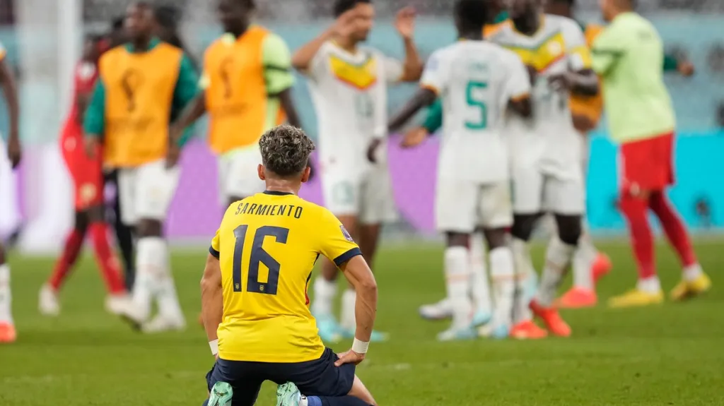 Sarmiento z Ekvádoru sleduje radující se hráče Senegalu