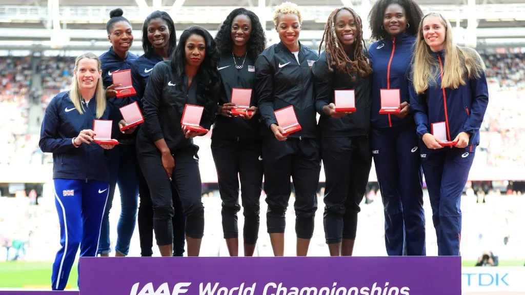 Atletky Velké Británie a USA obdržely medaile za uplynulé MS