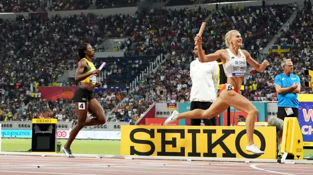 Čtvrtkařskou štafetu ovládly Američanky, stříbrem šokovalo Polsko