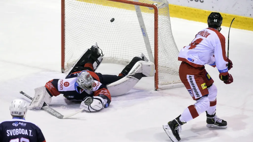 David Ostřížek z Olomouce dává gól Chomutovu