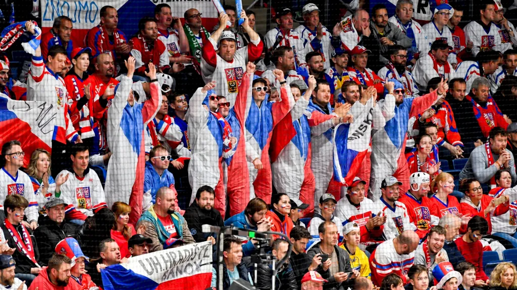 Čeští fanoušci v Bratislavě během utkání s Lotyšskem