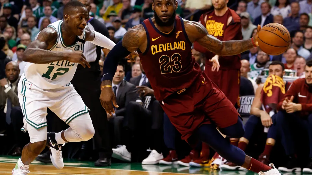 LeBron James v utkání s Bostonem