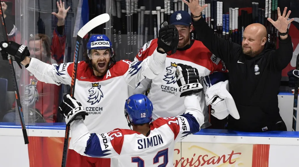 Frolíkova lajna slaví gól v utkání proti Švýcarsku