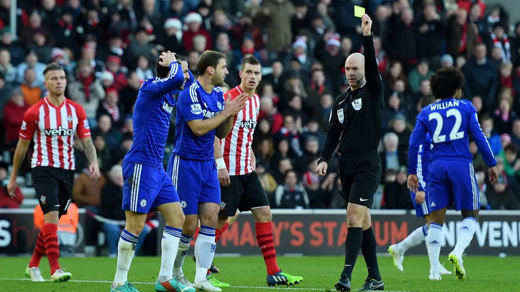 Cesc Fábregas (druhý zleva) se diví žluté kartě v ruce sudího v zápase se Southamptonem