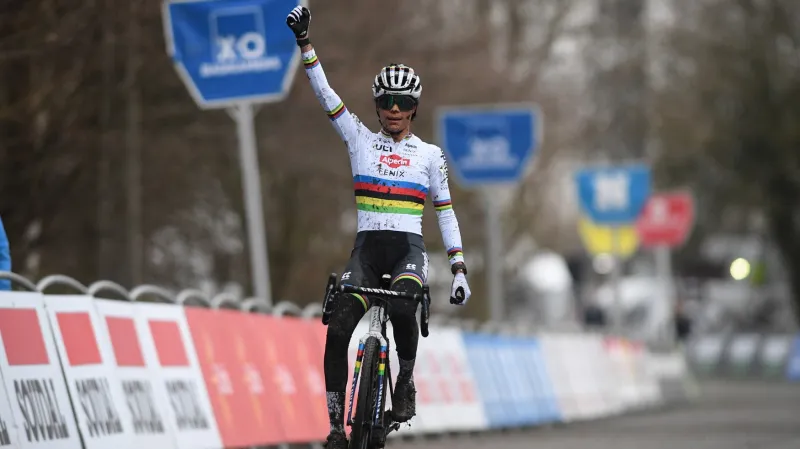 Ceylin del Carmen Alvaradová slaví výhru v roce 2021