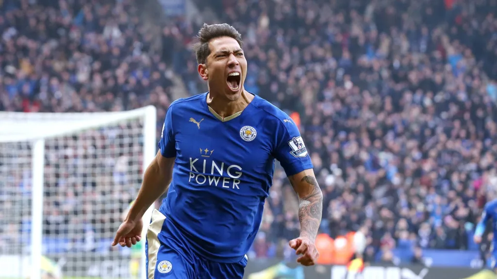 Leonardo Ulloa slaví střelenou branku Leicesteru