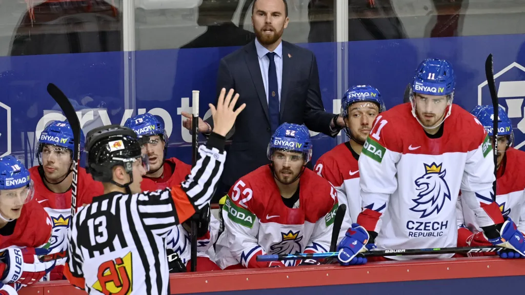 Filip Pešán raguje se střídačkou na další české vyloučení v zápase se Švýcarskem