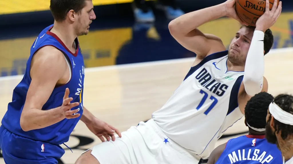 Luka Dončič z Dallasu (v bílém) v utkání proti Denveru