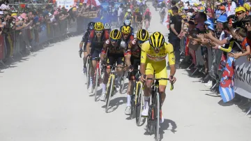 Muž ve žlutém vede soupeře závěrečnou gravelovou pasáží Planiny krásných dívek