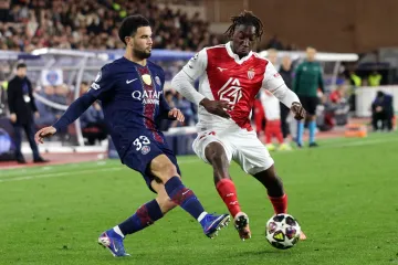 Záložník Paris St. Germain Warren Zaïre-Emery v souboji s Mamadouem Coulibalym z AS Monaco.