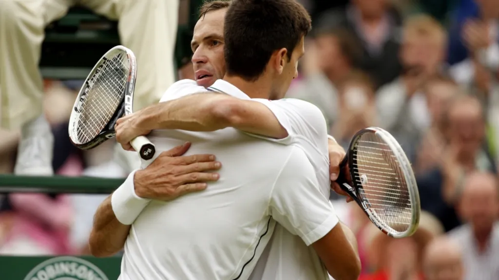 Radek Štěpánek v objetí s Novakem Djokovičem