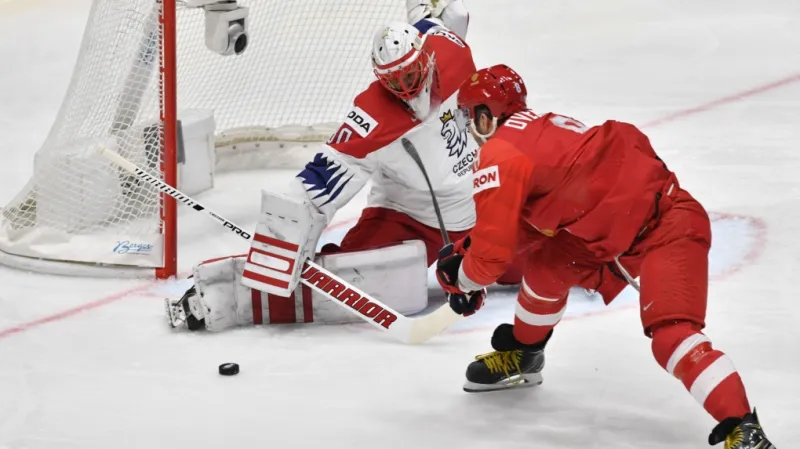 Český brankář Šimon Hrubec kryje šanci Alexandra Ovečkina z Ruska