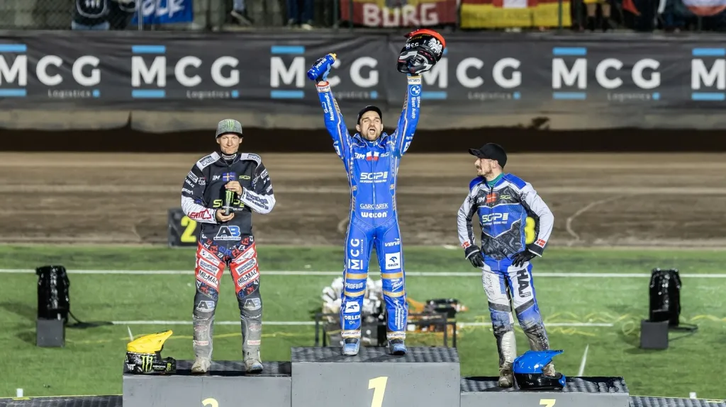 Bartosz Zmarzlik slaví vítězství v pražské Grand Prix