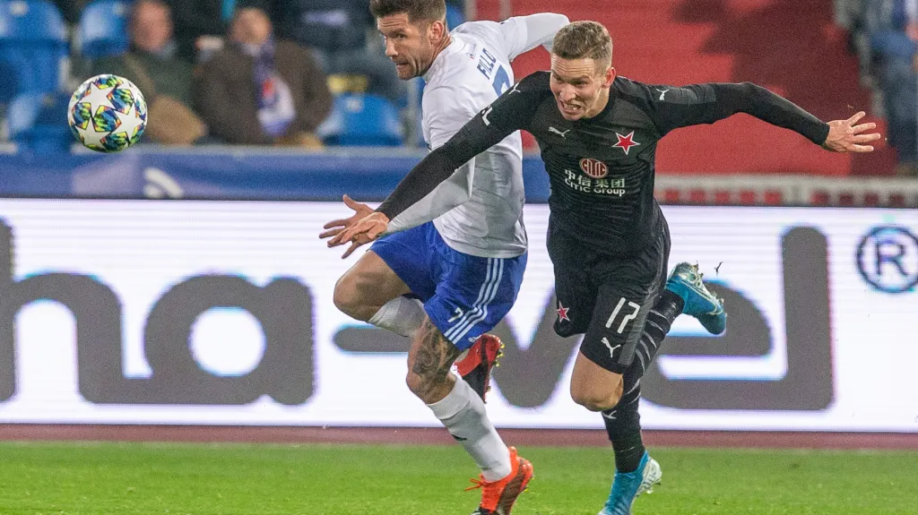 Martin Fillo z Baníku (vlevo) a Lukáš Provod ze Slavie bojují o míč