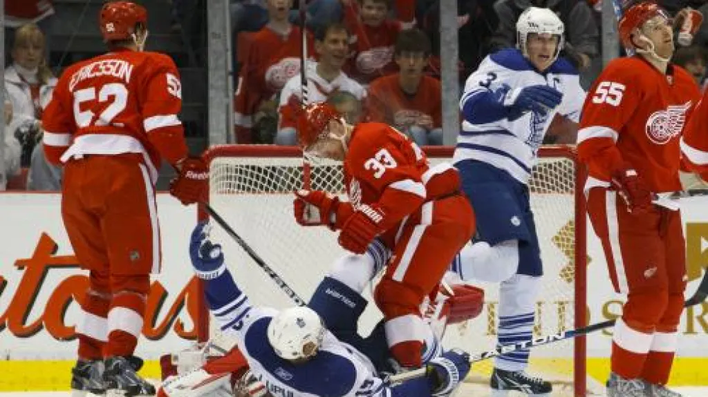 Hokejový zápas Toronto-Detroit