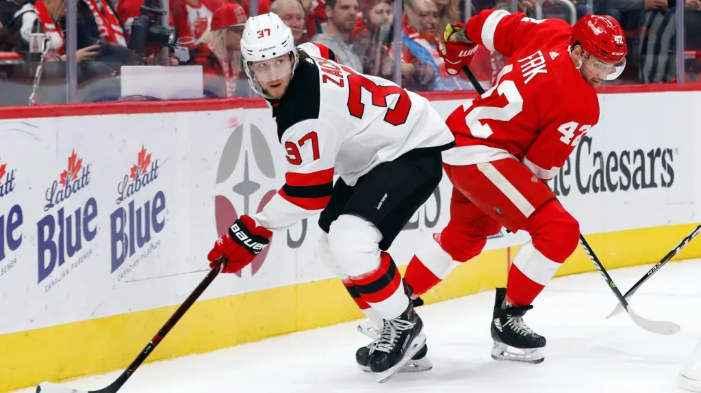 Pavel Zacha v utkání s Detroitem