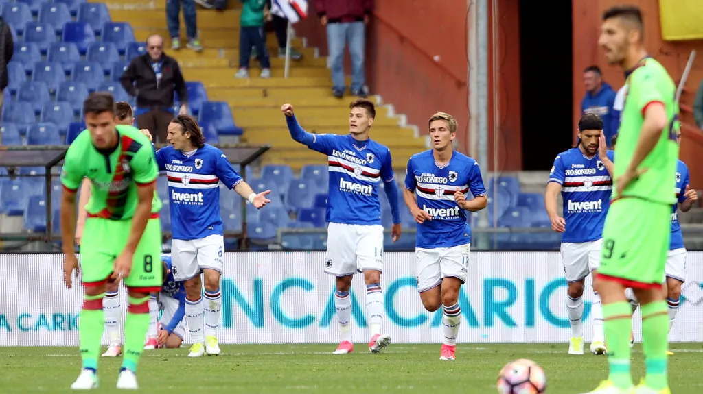 Patrik Schick (uprostřed) se raduje z gólu v síti Crotone se spoluhráči ze Sampdorie