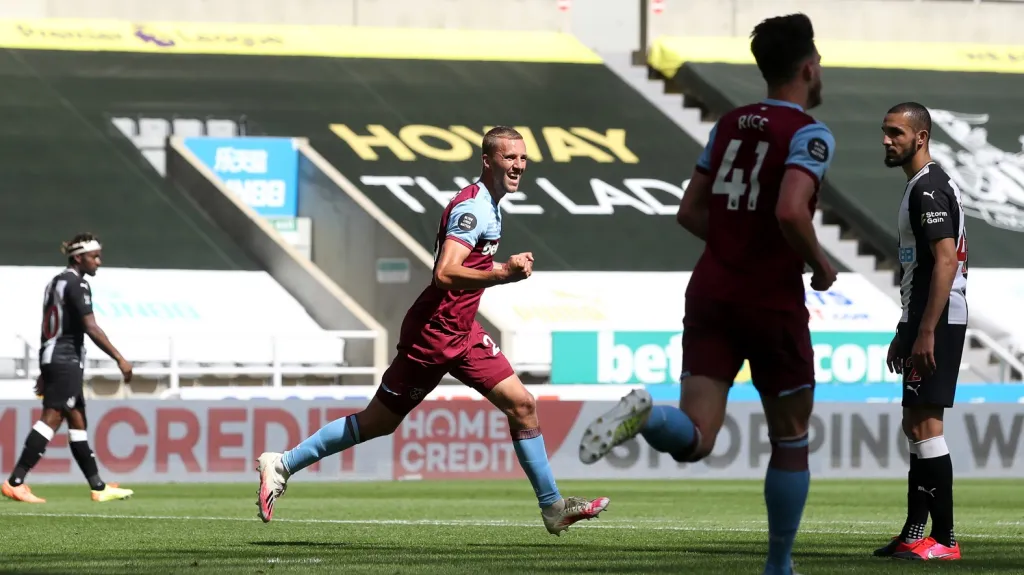 Tomáš Souček z West Hamu se raduje z gólu v síti Newcastlu