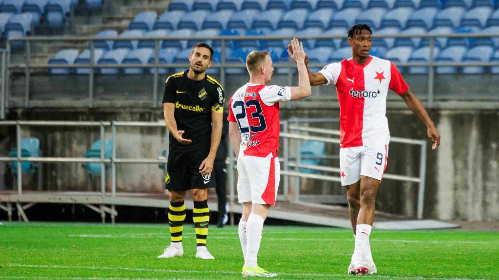 Fotbalisté Slavie oslavují gól v přípravném utkání