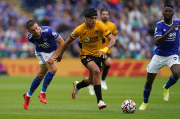 Raúl Jiménez z Wolverhamptonu v utkání proti Leicesteru