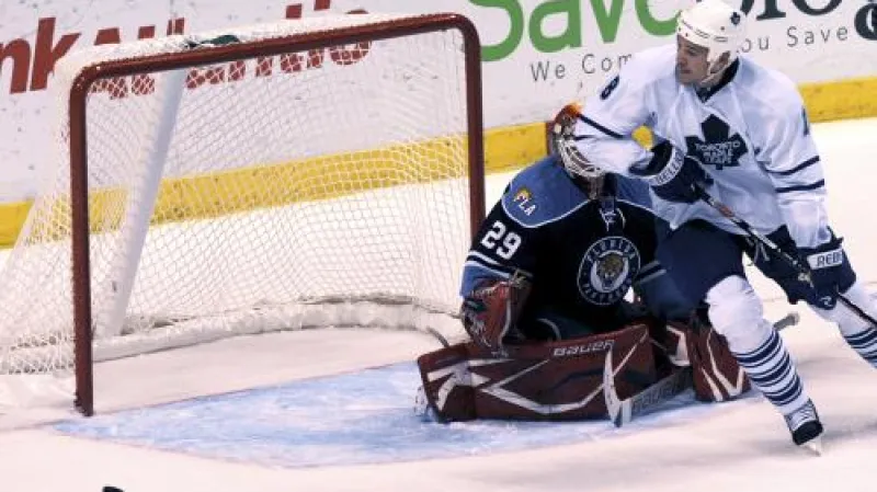 Tomáš Vokoun blokuje střelu