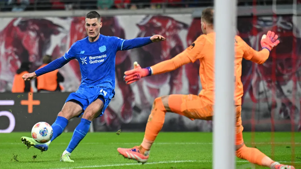 Patrik Schick skóruje v utkání proti Lipsku