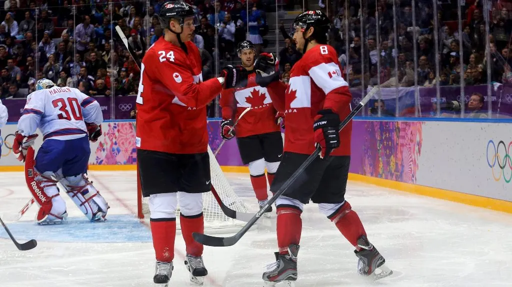 Kanaďan Drew Doughty (vpravo) slaví svůj gól se spoluhráčem Coreym Perrym