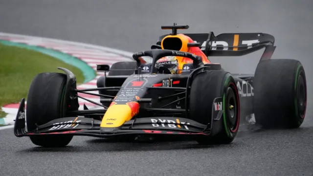 Verstappen vyhrál v Japonsku a po zmatcích v cíli slaví druhý titul
