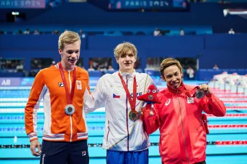 David Kratochvíl na stupních vítězů se zlatou medailí