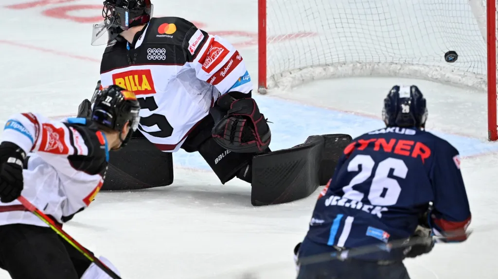 Liberecký Petr Jelínek překonává Matěje Machovského ze Sparty