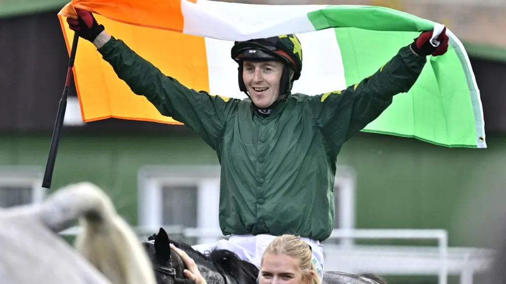 Keith Michael Donoghue slaví vítězství ve Velké pardubické