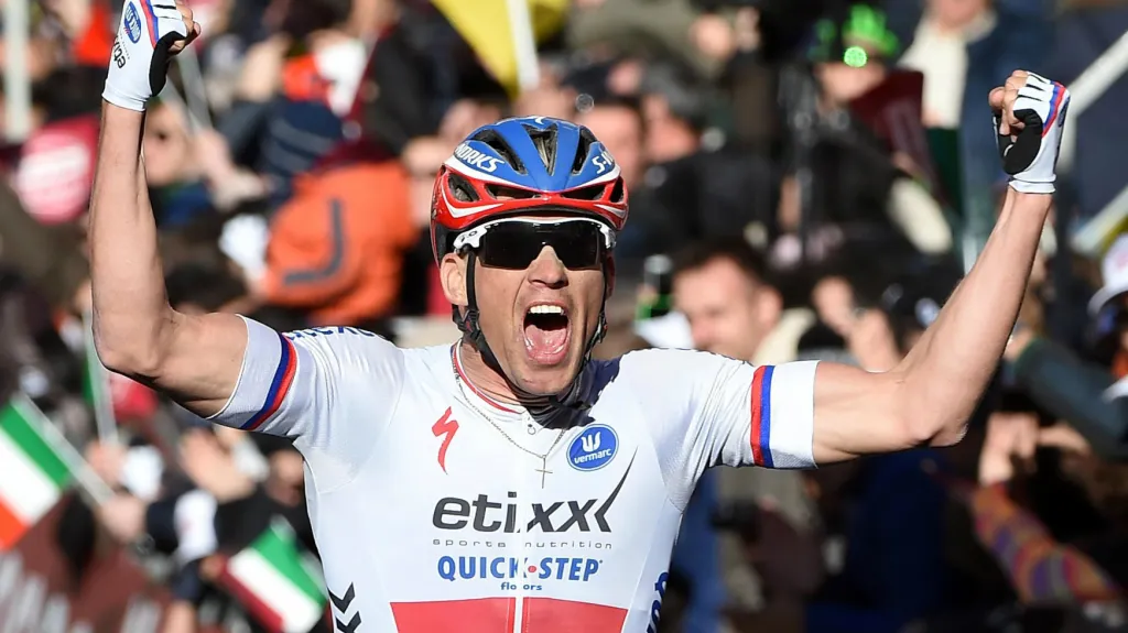 Zdeněk Štybar se raduje v cíli závodu Strade Bianche